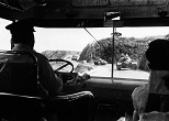 わがもの顔で公道を走る戦車の隊列。1960年、沖縄県名護市