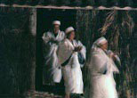 白装束に洗い髪、裸足姿で集落を駆け抜けた女たちは、エーファイ、エーファイと甲高い叫び声を上げながら神アシャギ入口に掛けられた橋の渡りを七回繰り返す。