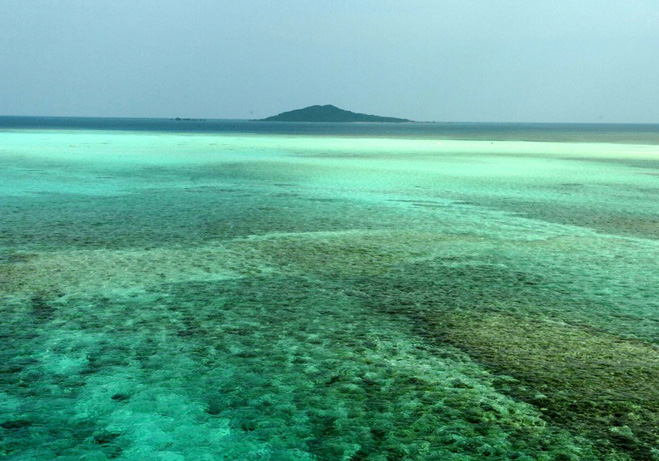 沖縄のなかでも美しい宮古諸島の海。沖合に浮かぶのは大神島