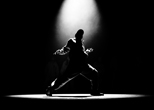 ダンサーはアスリートのような存在。撮影環境の悪い中、一瞬の輝きを狙う。2010年、STUDIO COAST