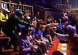観客とのふれあいを大切にする芸人たち。2012年９月、韓国安城市