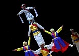 ひとりずつかつぐ人数を増やす。7人のせの七舞童（チルムドン）が最難度の技だ。2012年９月、韓国安城市