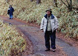 連合赤軍事件の発端となった大菩薩峠（山梨県）近くの撮影現場を歩く若松監督。氷雨の降る中、何を想っていたのだろうか。2006年11月