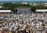 冲国大グラウンドで開かれた宜野湾市民大会。約３万人が集結、ヘリ墜落に強く抗議し、普天間基地の早期返還を求めた。