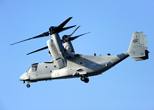 ヘリコプターと固定翼機双方の機能を兼ね備えた「ティルローター」がオスプレイの特徴。安全性に不安の残る世界初の技術だ。2013年５月