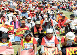 オスプレイ配備に反対する沖縄県民大会。10万人を超える人々が気勢を上げた。2012年９月９日
