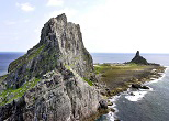 尖閣・南小島の北側は切り立っているが、南側は平坦だ。2002年