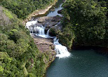 マリュドゥの滝。下方の丸い滝つぼへ流れる滝であることからこの名がついた。2003年、西表島