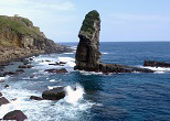 日本最西端・与那国島の海にそそり立つ立神岩。2003年