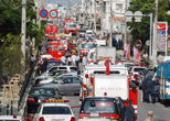 2004年８月13日午後２時40分すぎ、沖縄国際大学前の通りは、消防車と警察車両で埋め尽くされた。