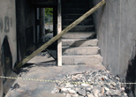 破片の散乱した冲国大本館の非常階段。事故当時のすざましい模様が目に浮かぶ。