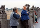 日中戦争の発火点となった盧溝橋。1937年７月、この橋の近くで演習中の関東軍が突如中国軍に攻撃を仕掛け、以後８年間におよぶ戦争になった。1992年９月、北京市郊外