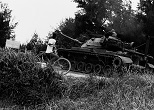 村の中を戦車が走る。1978年、沖縄県旧金武村